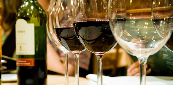 Glasses_of_wine_in_restaruant