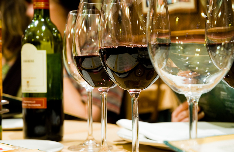 Glasses_of_wine_in_restaruant