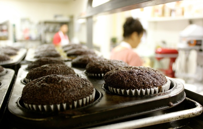 Cupcakes_on_bakers_rack
