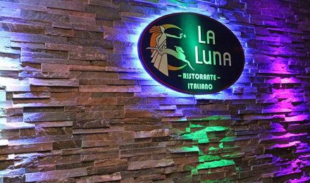 La-luna-wall