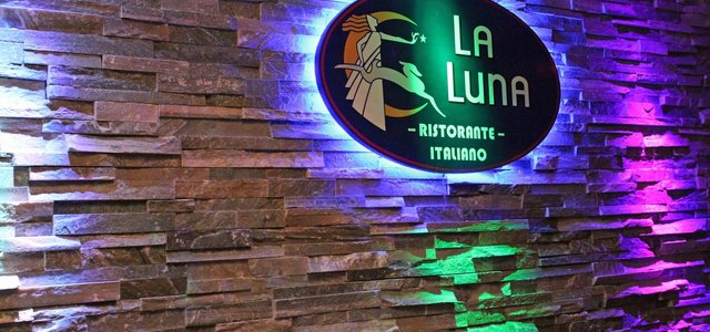 La-luna-wall