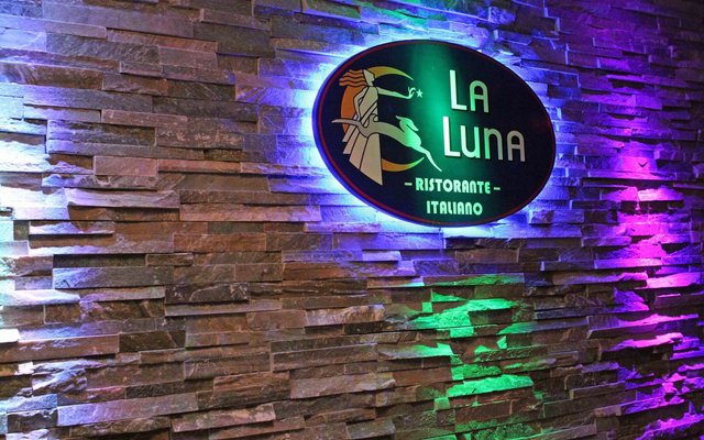 La-luna-wall