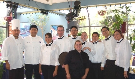 La_luna_buffet_staff_600